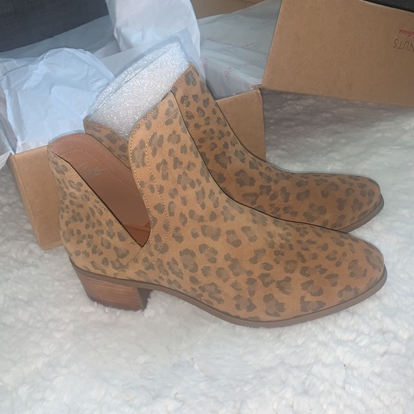 NWT Matisse cutout suede booties - Picture 4 of 11